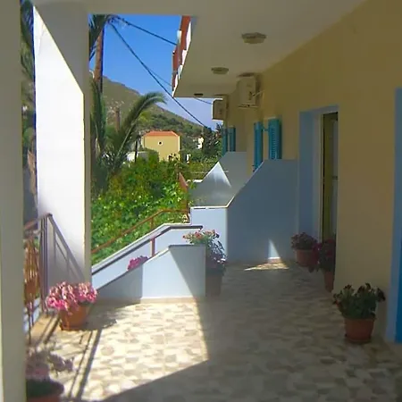 Hotel By Climbing House Vathis